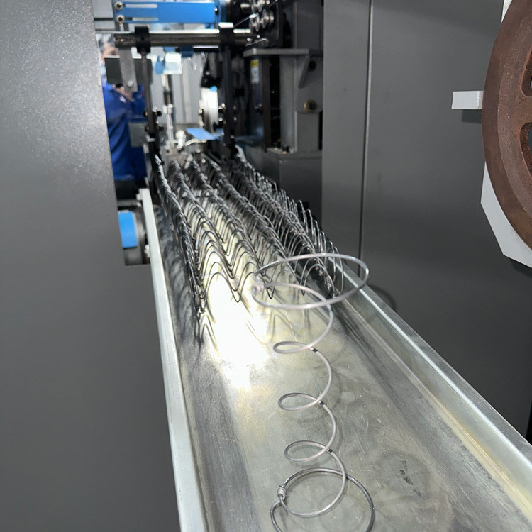 Equipaggiamento per la produzione di materassi a molla da 75-95 mm per fili di diametro da 1,8-2,4 mm