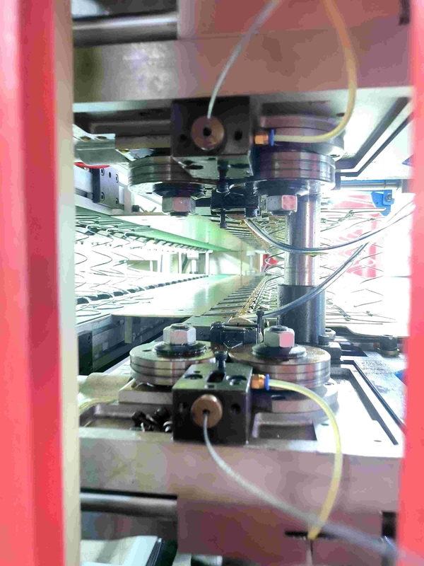 1.9-2.4mm Max 2000mm Materasso materasso materasso a molla macchina per la fabbricazione del nucleo con 90-100 molle/min Capacità